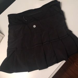 Lululemon Black ruffle skort size 4